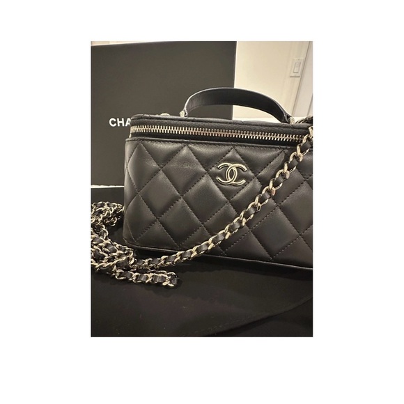 CHANEL Black Quilted Vanity Crossbody with Gold Hardware - Picture 5 of 12